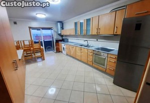 Apartamento T4 Amplo, Moderno E Bem Localizado