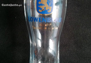Bonito e difícil copo vidro com formato de bota da marca cerveja alemã Löwenbräu com aferição 0,5L