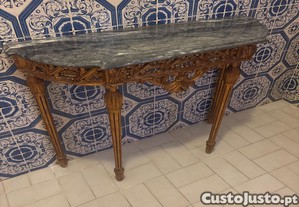 Mesa e espelho de entrada