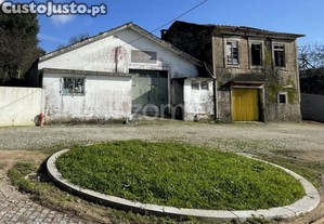 Moradia T3 Para Recuperar E Armazém Em Nogueira...