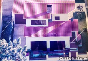 Moradia isolada com muito charme em lugar tranquilo