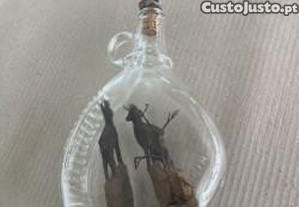 Garrafa para aguardente com figurinha de madeira esculpida à mão