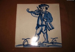 Antigo azulejo homem com violino séc 19