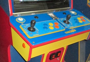 Máquina jogos frente vermelha azul com 2600