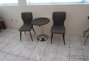 2 cadeiras e 1 mesa de apoio