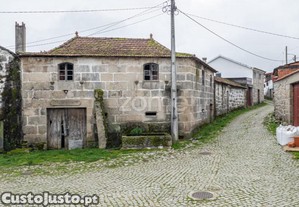 Moradia De 2 Pisos Com Pátio Para Reconstruir -...