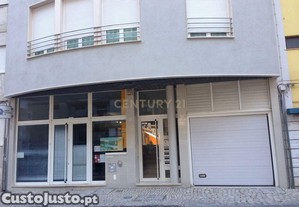 - Loja com 234 m2 no Centro Barreiro!**