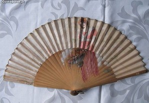 Leque romântico de madeira e seda mulher com chapéu
