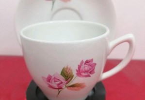 Chávena de chá e pires em loiça Cesol, flor rosa
