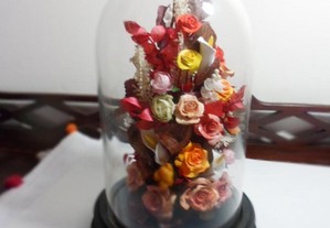 Redoma em vidro acrilico com flores.