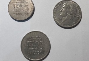 Três Moedas de 25 escudos , Ano de 1977