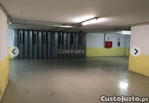 Parqueamento em frente ao Parque das Conchas
