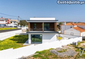 Casa / Villa T4 em São Pedro da Cadeira de 220,00 m²