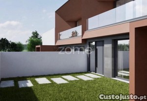 Moradia T3 Geminada Em Castelões