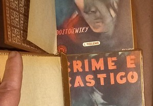 Crime e castigo, de Dostoievski (dois volumes).