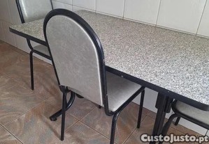 Mesa de cozinha + 4 cadeiras