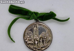 Medalha antiga de Nossa Senhora de Fátima e Jesus Cristo no verso