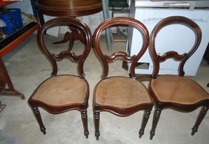 diversas cadeiras em madeira