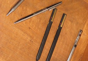 5 canetas antigas, de 4 e de 2 cores,uma Waterman