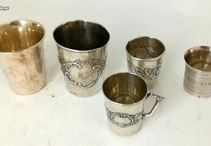 Quatro copos e caneca antigas em prata