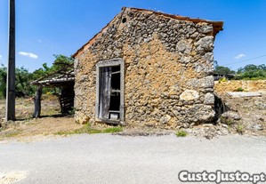 Terreno com ruina de arrumos Casais da Abadia ,Caxarias com rvores Fruto e Jardim