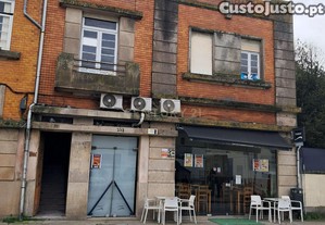 Loja com armazém na rua do Carvalhido com localização privilegiada.