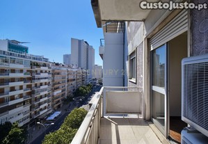 T3 com Varanda, Garagem e Elevador   Oportunidade para Remodelação no centro de Lisboa