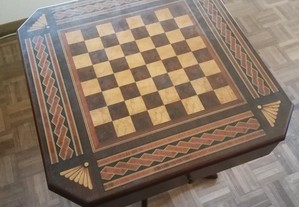 Mesa de xadrez pé-de-galo