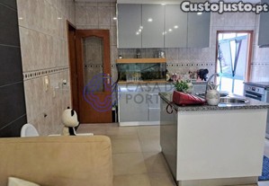 Apartamento T2, renovado recentemente.