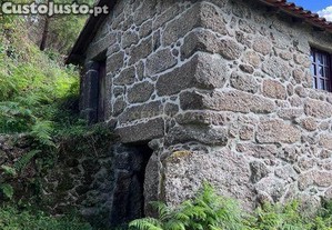 Refúgio Natural no Minho   Terreno com Casa de Pedra junto ao Gerês