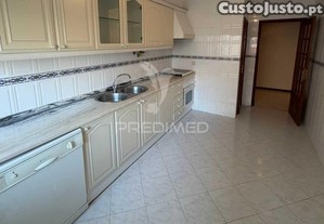 Apartamento t2 com parqueamento em algueirão mem martins, sintra