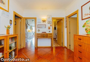 Apartamento T3 com 119 m² em Alfornelos   Remodelado, 2 WC, facilidade de estacionamento e proximidade à estação do Metro