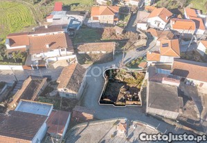 Moradia Em Ruínas Para Recuperar, Em Penafiel