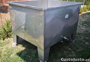 LAGAR DE INOX com capacidade para 1600 litros (aproximadamente)