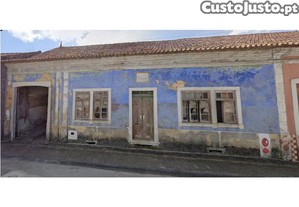 Moradia T5 Em Porto De Covões (Para Reconstrução)