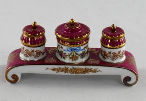 Tinteiro em porcelana ricamente decorado  Maravilhas da Porcelana - Os Tinteiros - Companhia das Índias 