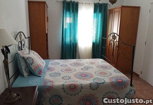 Casa, com quarto, sala, cozinha e WC
