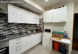 Apartamento T2 Com Sótão E Garagem Em Mem...