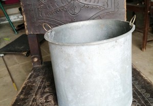 balde antigo em chapa