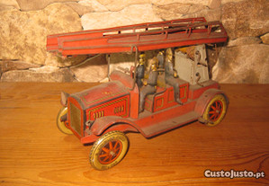 Antigo brinquedo carro de bombeiros em lata TCO TIPPCO 1930s