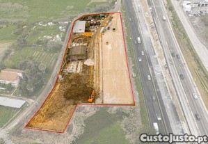 Cedência Espaço de terreno com uma área útil de 330 m² em Almada com Vista para a IC20 de Acesso Fácil