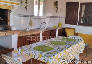 Terreno com duas moradias em melides