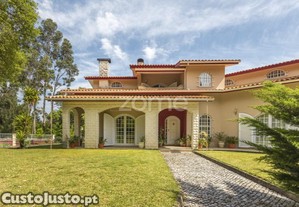Moradia Isolada Com 2.645 M² De Terreno Em...