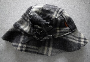 Chapéu com padrão xadrez cinzento e detalhe de flor em lã