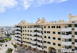 Espaçoso apartamento T2 com varanda em Armação de Pêra, Silves.