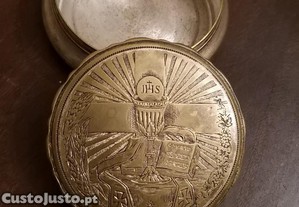 caixa prateada com marca