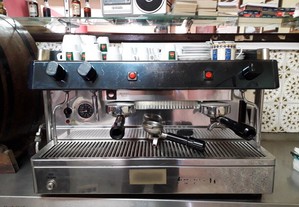 Máquina de café industrial.