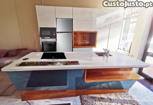Cozinha com Ilha Lacada Alto Brilho com Pau Ferro Envernizado