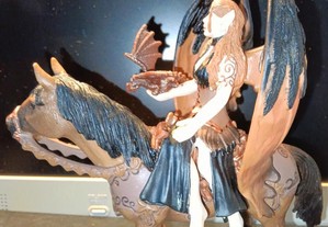 Elf Surah boneco e cavalo da Schleich