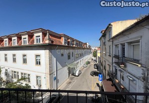 Apartamento T3, com 98 m², 2 WC, centro de Leiria, para reabilitação